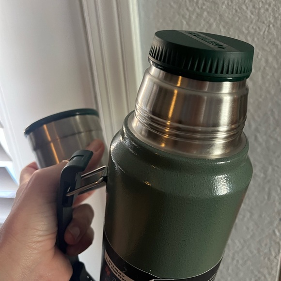 Stanley Heritage Classic Bottle in Dark Green - Picture 6 of 6